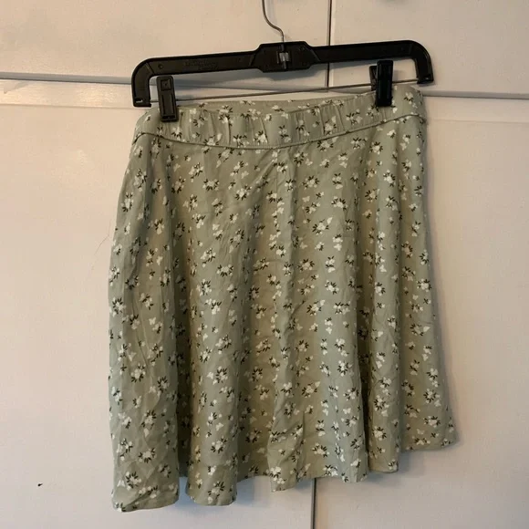 Holister large skirt and top green floral cropped set. Button up cup sleeve - Picture 2 of 5